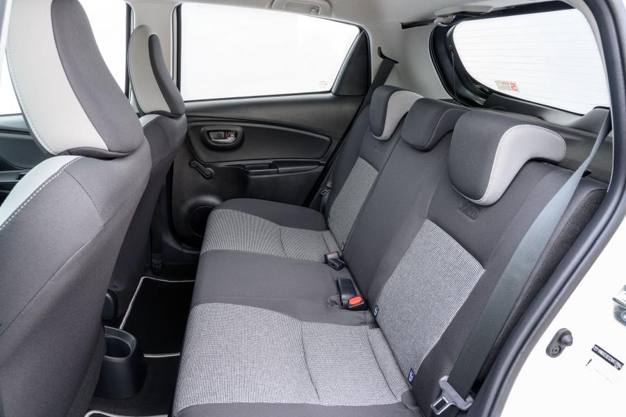 Интерьер Toyota Yaris Hybrid Y20 2019 года  (UK) (фото 26 из 38)